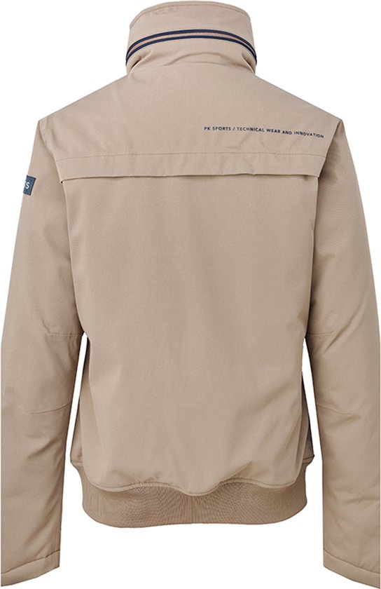 Arrière d'une veste beige pour femme avec capuche et texte PK SPORTS / TECHNICAL WEAR AND INNOVATION.