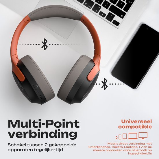 Oranje en grijze over-ear koptelefoon met Bluetooth-verbinding, naast een laptop en smartphone.