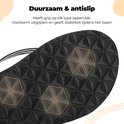 Onderkant van een zwarte teenslipper met antislip profiel.