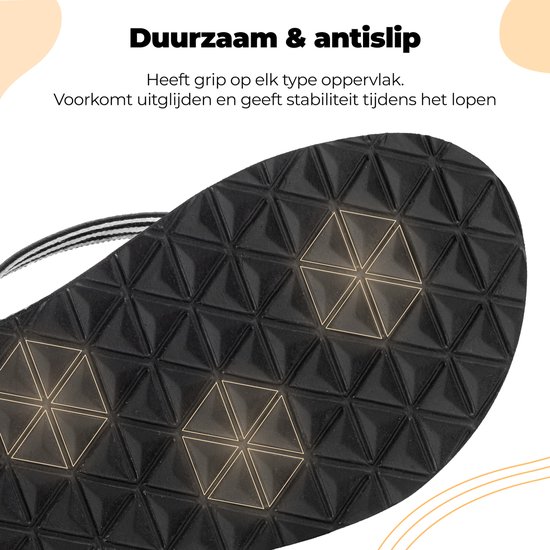 Onderkant van een zwarte teenslipper met antislip profiel.