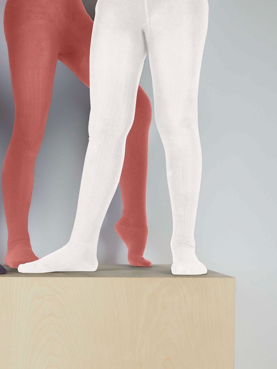 Model met crèmekleurige en koraalkleurige panty met ribbelpatroon.