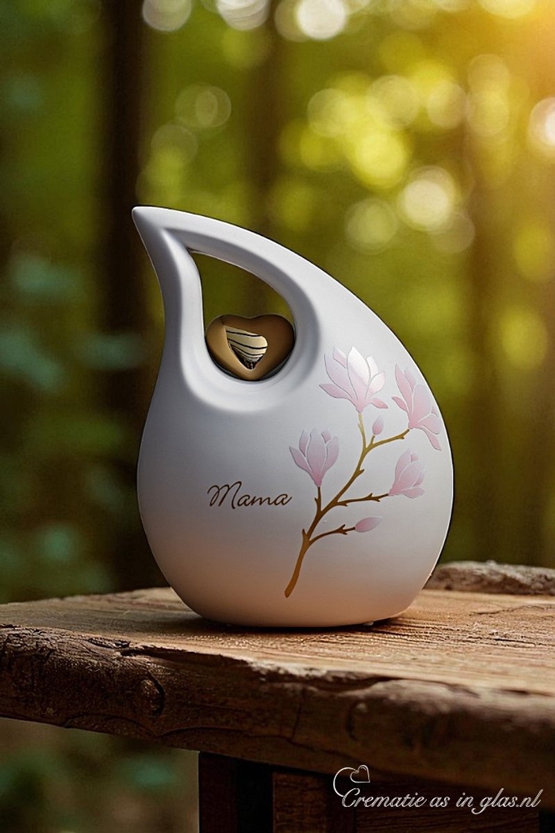 Urn keramiek wit traanvorm – met gouden hartje, magnolia en naam – 3.8 liter (geschikt voor volwassenen)