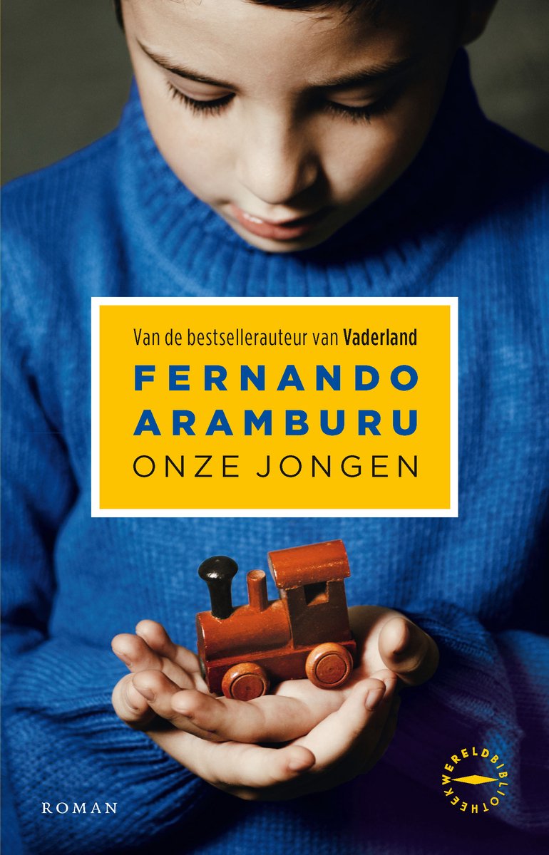 Garçon en pull bleu tenant un petit train en bois. "Par l'auteur à succès de Vaderland FERNANDO ARAMBURU ONZE JONGEN"