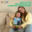 Vrouw en meisje met DEPLAY tekentablet op een bank. Vrouw draagt gele gestreepte blouse, meisje gele trui.