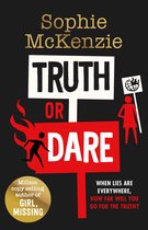 Boekomslag 'Truth or Dare' van Sophie McKenzie. Twee borden met 'TRUTH' en 'DARE', een met vlammen en een met een protestfiguur.