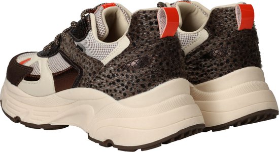 Achterkant bruine dames sneakers met luipaardprint, oranje details en beige zolen.