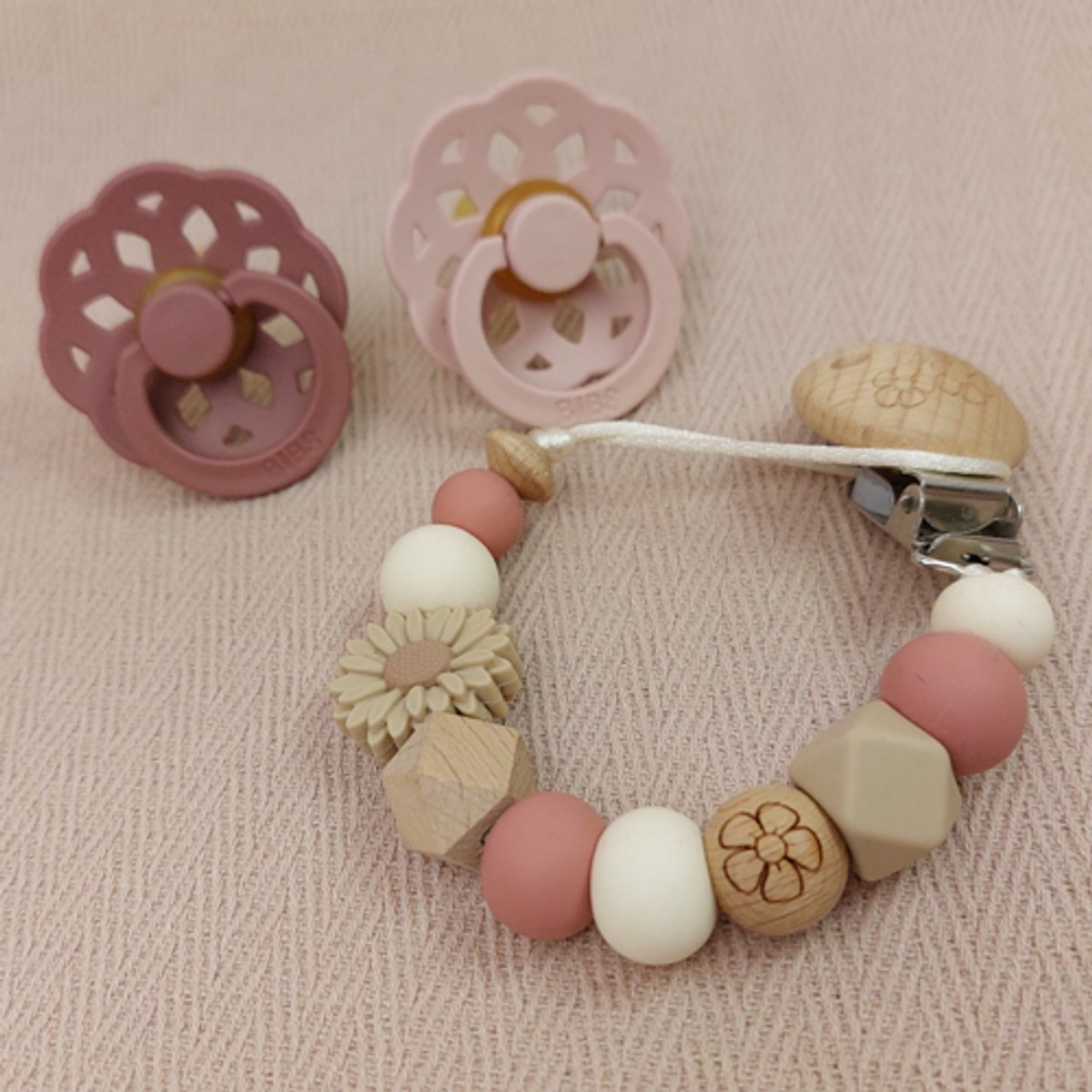 Goedkoopste Speenkoord meisje Daisy donker beige. Veilig en BPA- vrij. Gecertificeerde siliconen en houten kralen. Handgemaakt. Nooit meer de speen kwijt.
