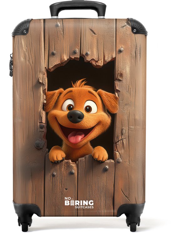 Koffer met een opdruk van een vrolijke, cartoonachtige hond die door een gat in een houten hek kijkt. De tekst 'NO BORING SUITCASES' staat onderaan.