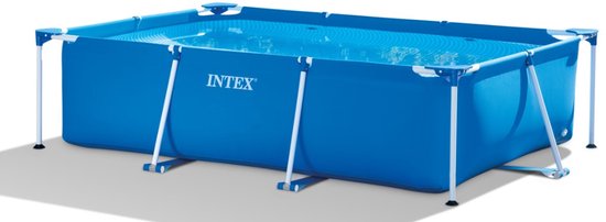 Blauw rechthoekig Intex zwembad met witte steunpilaren, geïsoleerd op een witte achtergrond.