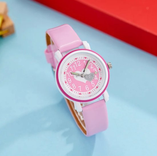 Roze kinderhorloge met witte wijzerplaat, hartjes en roze bandje.
