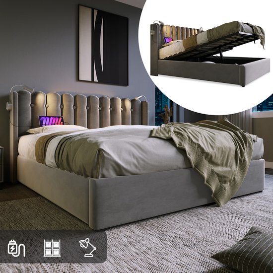 Grijze fluwelen bedombouw met gestoffeerd hoofdbord, opbergruimte en een opgemaakt bed met plaids. Inzet toont bed met open opbergruimte.