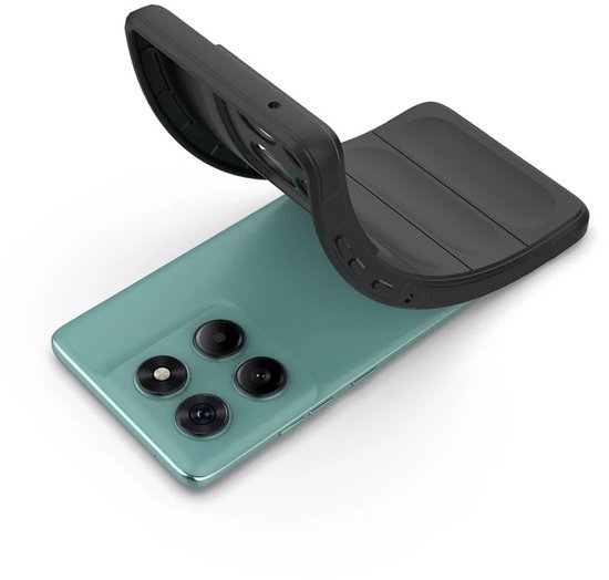 Flexibele zwarte telefoonhoes wordt op een mintgroene telefoon geplaatst.