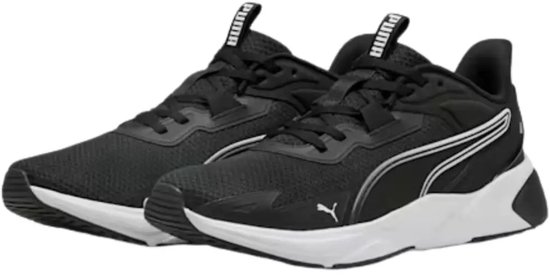 Zwarte Puma sportschoenen met witte zolen en zilveren accenten, Puma logo op de zijkant en Puma-logo op de tong.