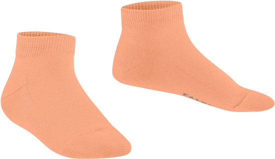 Twee zalmkleurige lage sokken, één van de zijkant en één van bovenaf gezien, met grijze merktekst op de zool van de linker sok.