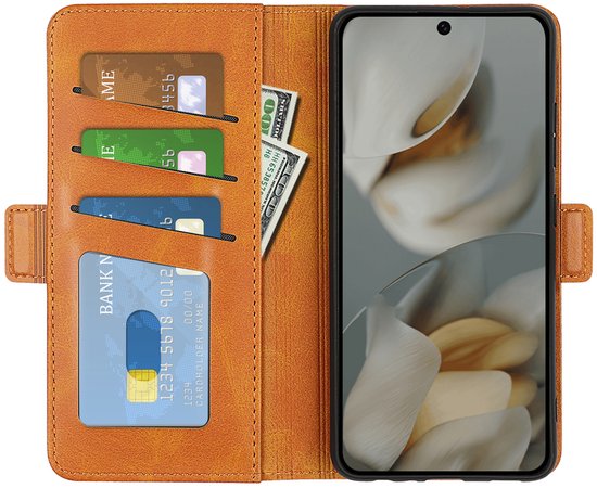 Bruine wallet case met drie kaartsleuven en een vak voor bankbiljetten, met smartphone erin geplaatst.