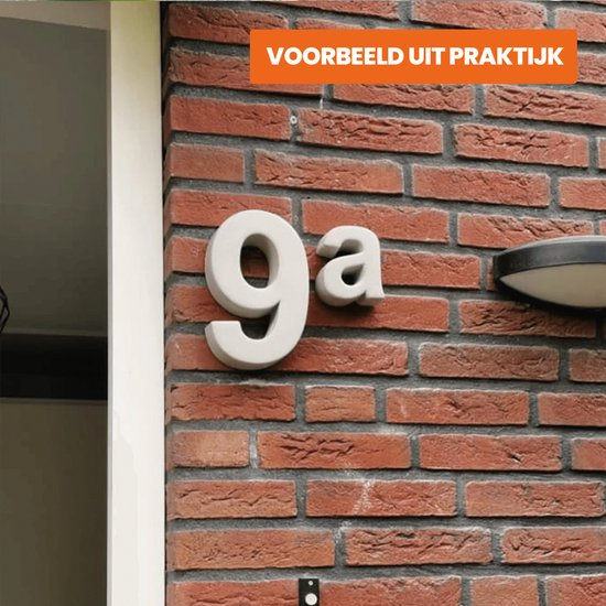 Betonnen huisnummer 9a op een bakstenen muur. Oranje tekst: VOORBEELD UIT PRAKTIJK.