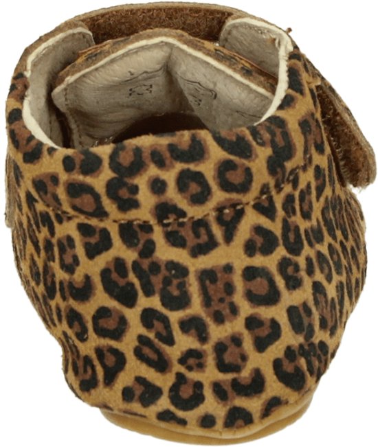 Bruine babyschoen met luipaardprint en klittenbandsluiting, van achteren gezien.