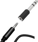 6.35mm male naar 3.5mm female audio adapter, zilverkleurig met zwart handvat, en een 3.5mm male plug met kabel.