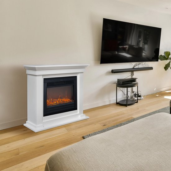 Witte elektrische haard met realistische vlammen, geplaatst in een woonkamer met een bank, tv en salontafel.