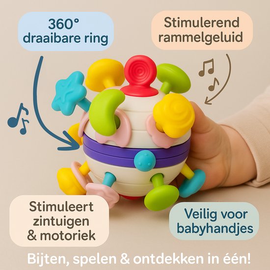 Babyhandje speelt met een multikleurige rammelaarbal met draaibare ring, stimulerend rammelgeluid, stimuleert zintuigen en motoriek.