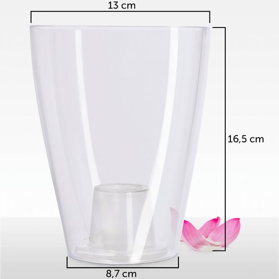 Transparante vierkante bloempot met afmetingen 13x16,5x8,7 cm en een binnenpot. Roze bloemblaadjes liggen ernaast.