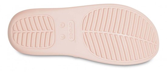 Onderkant van een roze Crocs sandaal met ribbelpatroon.
