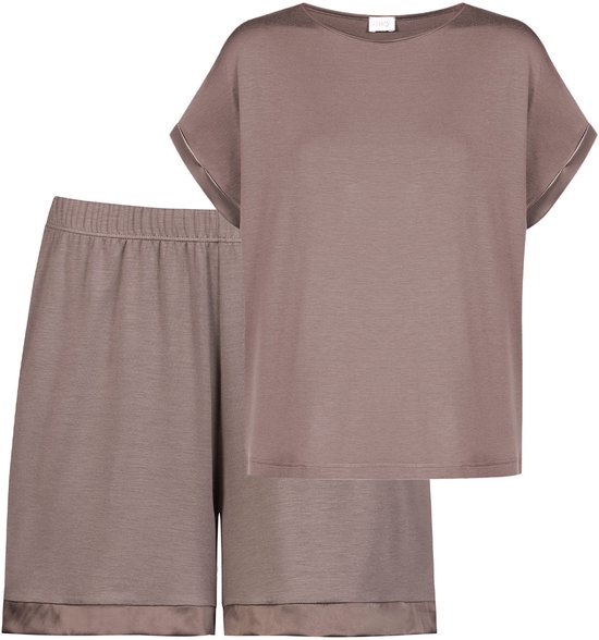 Taupe pyjamaset: losvallend T-shirt met korte mouwen en loszittende shorts. Merklogo 'Mey' op kraag.