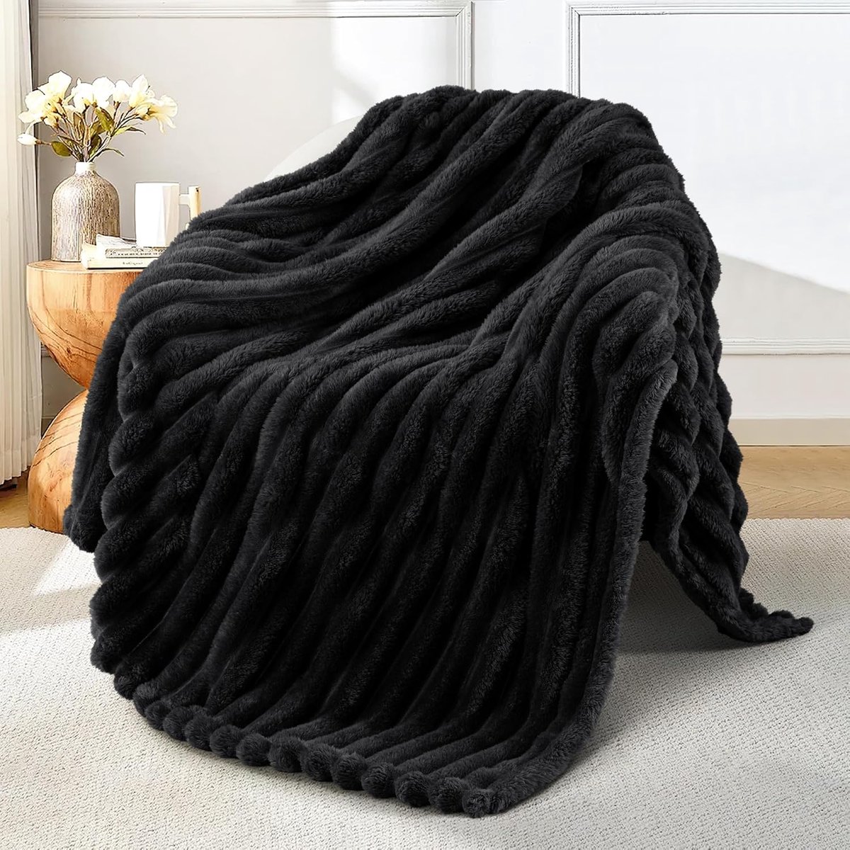 Famanu - Fleece deken voor bank, super zachte 3D gestreepte jacquard beddeken, lichtgewicht donzige gezellige dekens voor alle seizoenen, 127 x 152 cm, zwarte deken