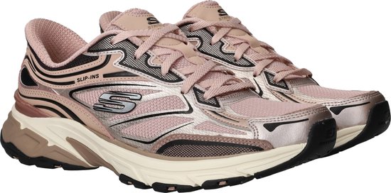 Paar roze Skechers sneakers met zilveren en zwarte accenten, veters en opvallende zolen.