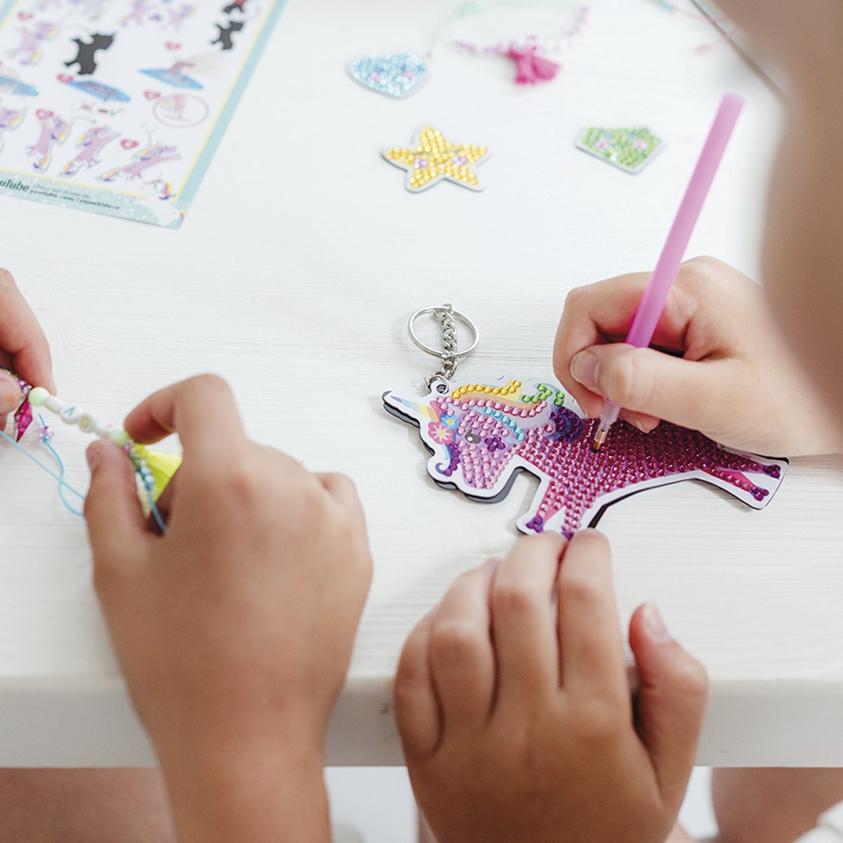 Totum unicorn knutselkoffertje 2 in 1 letter armbandjes maken en diamond paint magneten - 250 delige knutselset speelgoed meisjes vanaf 5 jaar, knutselen cadeau tip — afbeelding 5