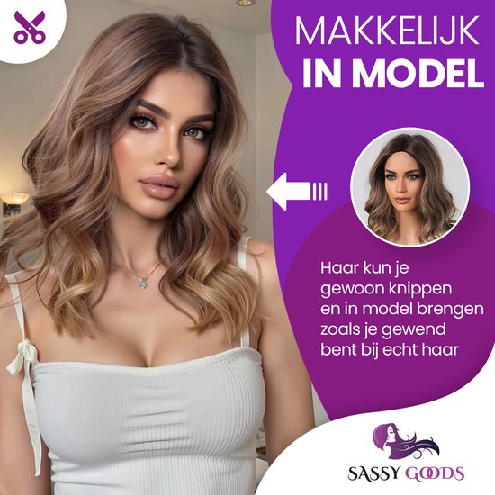 Model draagt een golvende, half-lange, donkerblonde pruik. Tekst: 'Makkelijk in model'.