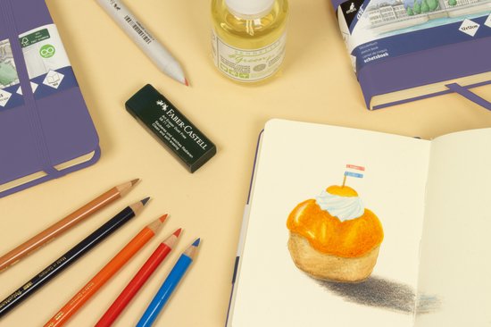Schetsboek met een tekening van een gebakje met slagroom en een Nederlandse vlag.