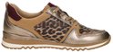 Zijzicht van een beige sneaker met luipaardprint, bordeauxrode en gouden details.