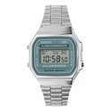 Zilverkleurig Casio horloge met groen digitaal display en metalen band.