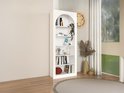 Witte boekenkast met ronde boog, gevuld met boeken en decoraties, in een kamer met gestreepte muur.