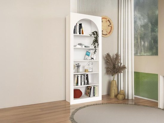 Witte boekenkast met ronde boog, gevuld met boeken en decoraties, in een kamer met gestreepte muur.