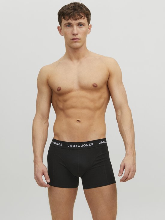 Zwarte Jack & Jones trunks met wit logo op de elastische band.