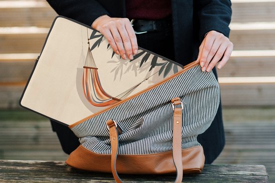 Laptophoes 13 inch - Hangmat - Kleurrijk - Bladeren - Schaduw - Laptop sleeve - Binnenmaat 32x22,5 cm - Zwarte achterkant