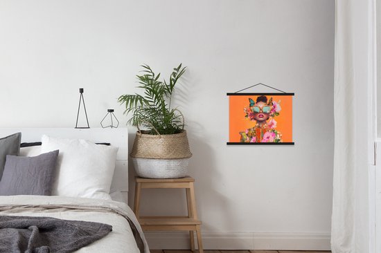 Posterhanger incl. Poster 40x30 cm - Schoolplaat - Vlinders - Vrouw - Zonnebril - Kleurrijk - Textielposter - Zwarte latten