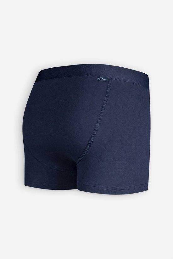 Zijaanzicht van een donkerblauwe boxershort met elastische tailleband en label.