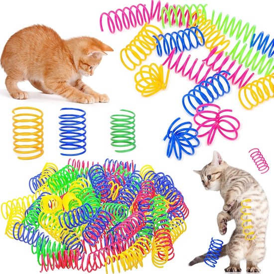 Een oranje kitten speelt met veren. Een schattige grijze kitten kijkt naar een blauwe veer.