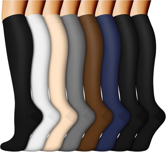 Acht paar kniehoge compressiekousen in verschillende effen kleuren: zwart, wit, huidkleurig, grijs, bruin en blauw.
