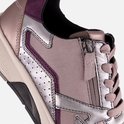 Detail van zilverkleurige Gabor Rollingsoft sneaker met roze suède en paarse bies.