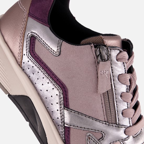 Detail van zilverkleurige Gabor Rollingsoft sneaker met roze suède en paarse bies.