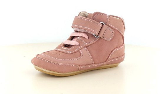 Roze leren sneaker met klittenbandsluiting en veters. Witte stiksels.