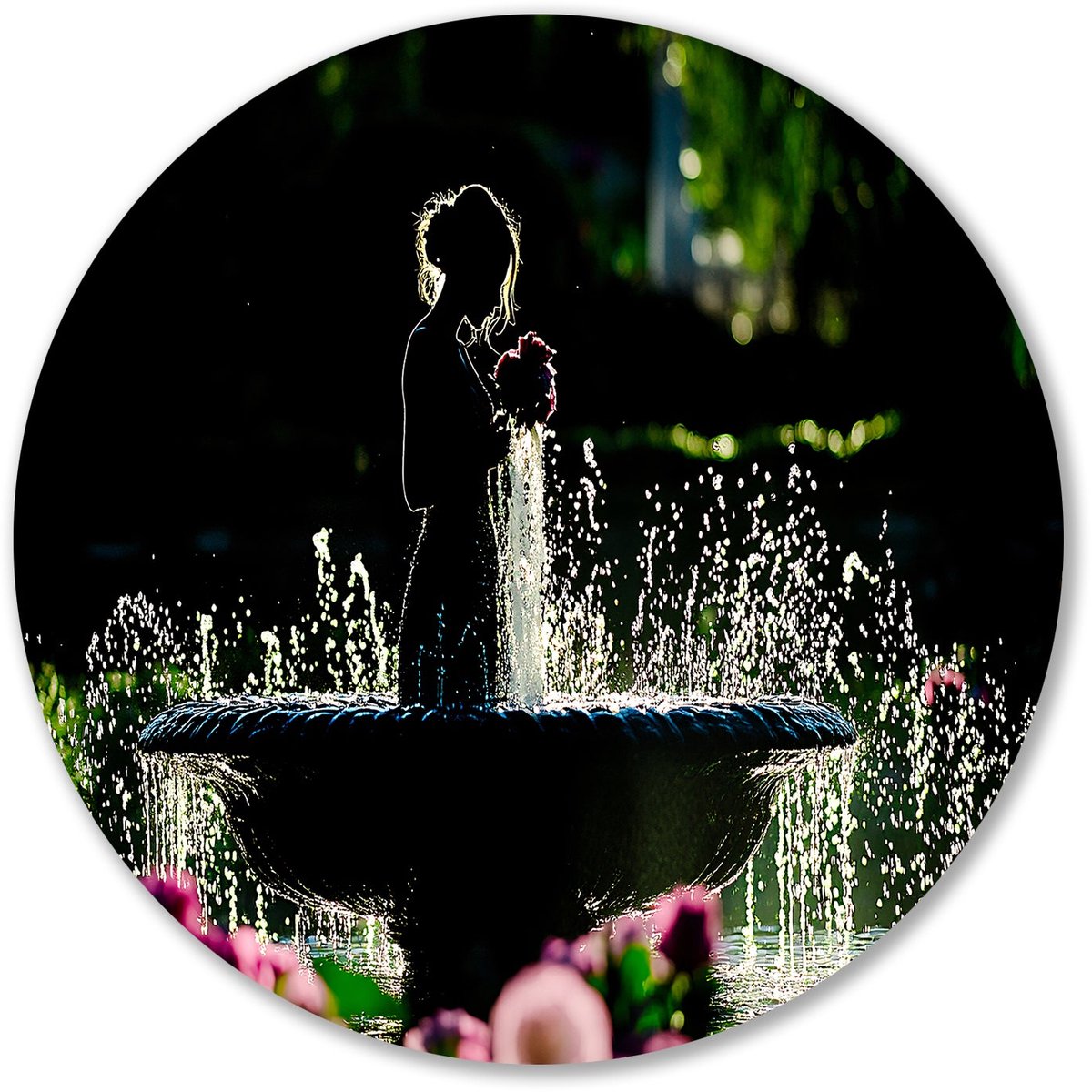 Vrouw bij fontein met bloemen - Silhouet muurcirkel - Wandschaal fontein - Bloemen - Ronde