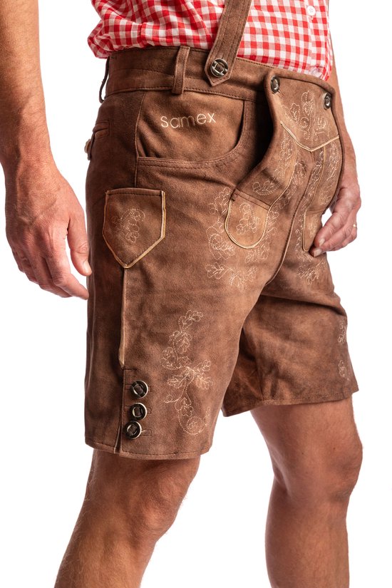 Detail van bruine lederhosen met geborduurde bloemen, merk 'samex' en bruine knopen.
