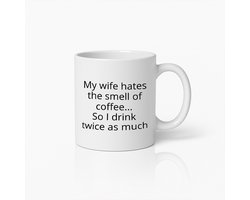 Grappige Koffiemok – “Mijn Vrouw Haalt Niet van de Geur van Koffie Dus Drink Ik Dubbel Zoveel” – Humor Cadeau voor Echtgenoten & Koffieliefhebbers
