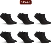 Zes paar zwarte Sukats enkelsokken op een witte achtergrond.