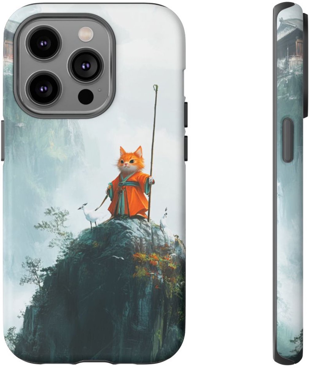 Oranje Kat in Oude Gewaad op Bergtop – Telefoonhoesje Geschikt voor iPhone 14 Pro